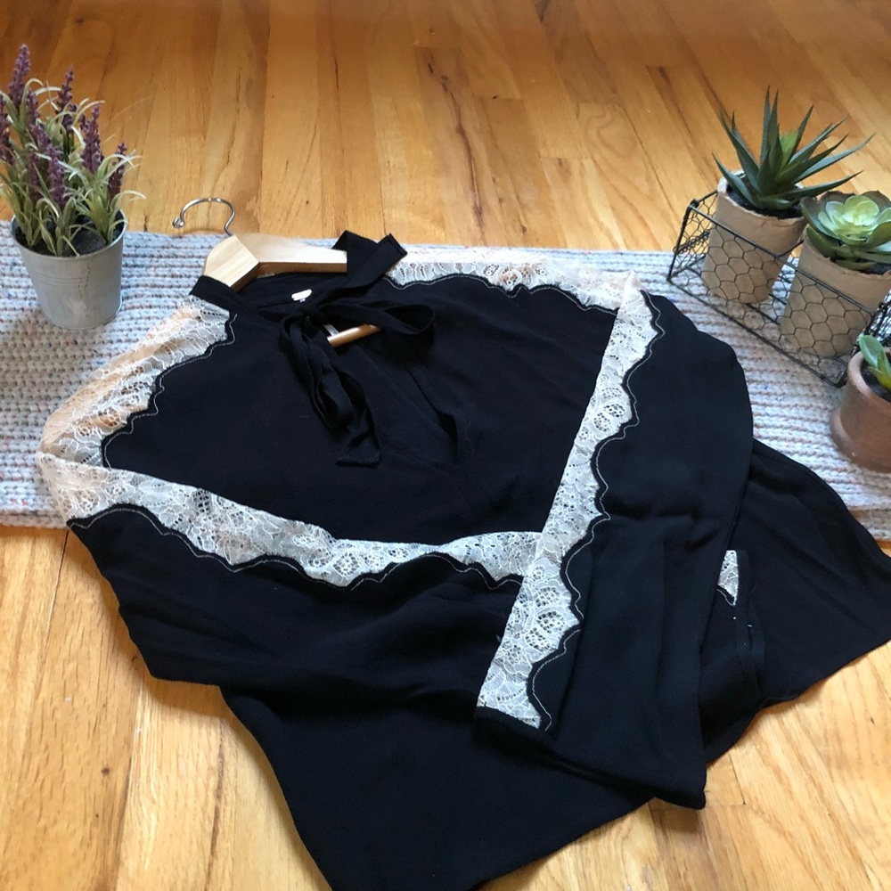 SOLD‼️‼️‼️Free people black and cream lace blouse size: XS